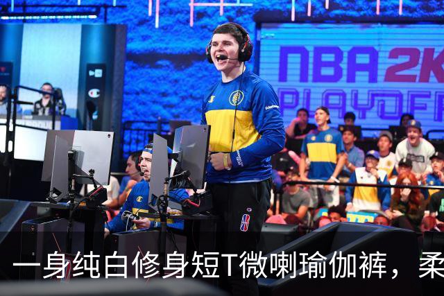 一身纯白修身短T微喇瑜伽裤，柔软面料勾勒流畅柔和的身形线条